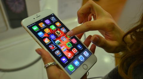 Apple начала бесплатную замену аккумуляторов iPhone на месяц раньше