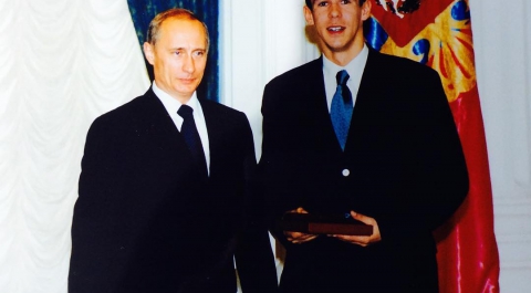 Панин прикрыл стыд фотографией с Путиным