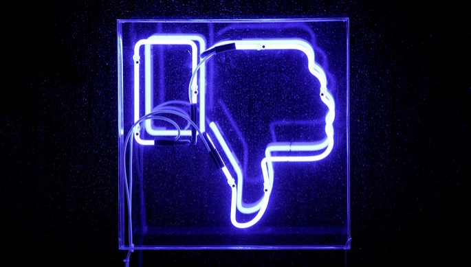 Facebook опробовал кнопку «палец вниз» в тестовом режиме