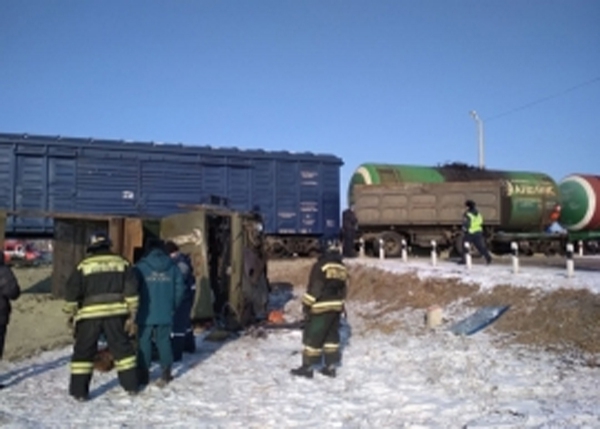 В Благовещенске "КамАЗ" столкнулся с поездом: водитель грузовика погиб
