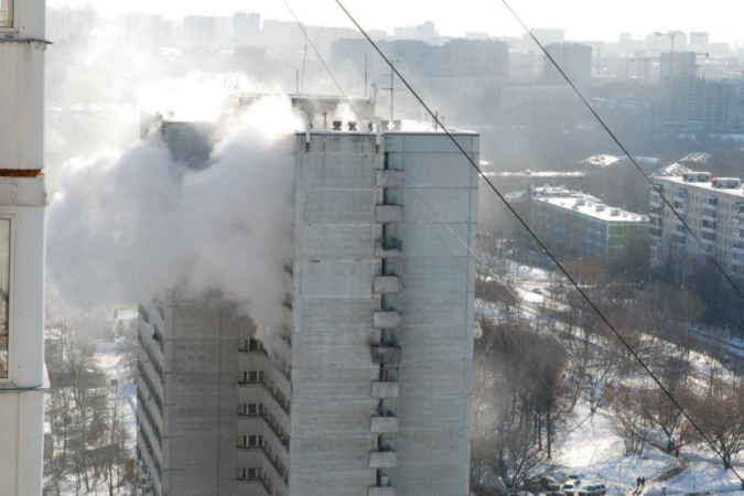 На западе Москвы загорелось общежитие
