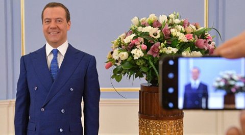 Медведев пожелал женщинам, чтобы слова любви в их адрес звучали каждый день