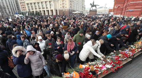 Москвичи несут цветы и мягкие игрушки на Манежную площадь в память о погибших в Кемерове