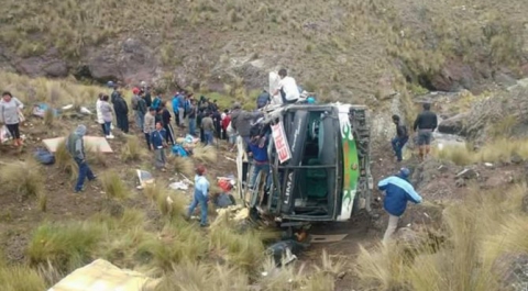 В Перу автобус с пассажирами упал с 120 метров в обрыв, 10 погибших
