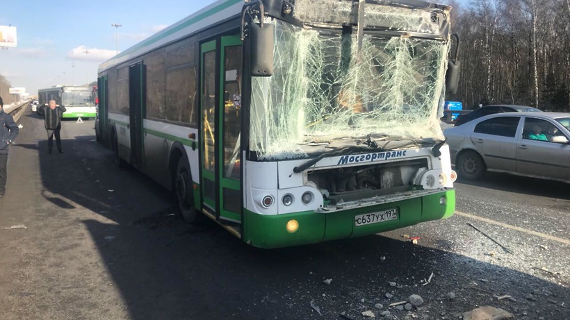 Восемь человек пострадали в ДТП с автобусом и грузовиком на Киевском шоссе в Москве