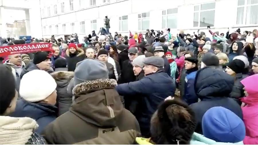 Митингующие ударили главу Волоколамского района