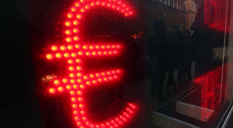 Большинство россиян не обеспокоены ростом курса евро и доллара