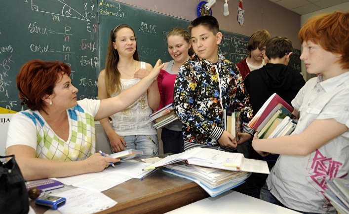 Вейонис провозгласил закон о переходе школ на латышский язык