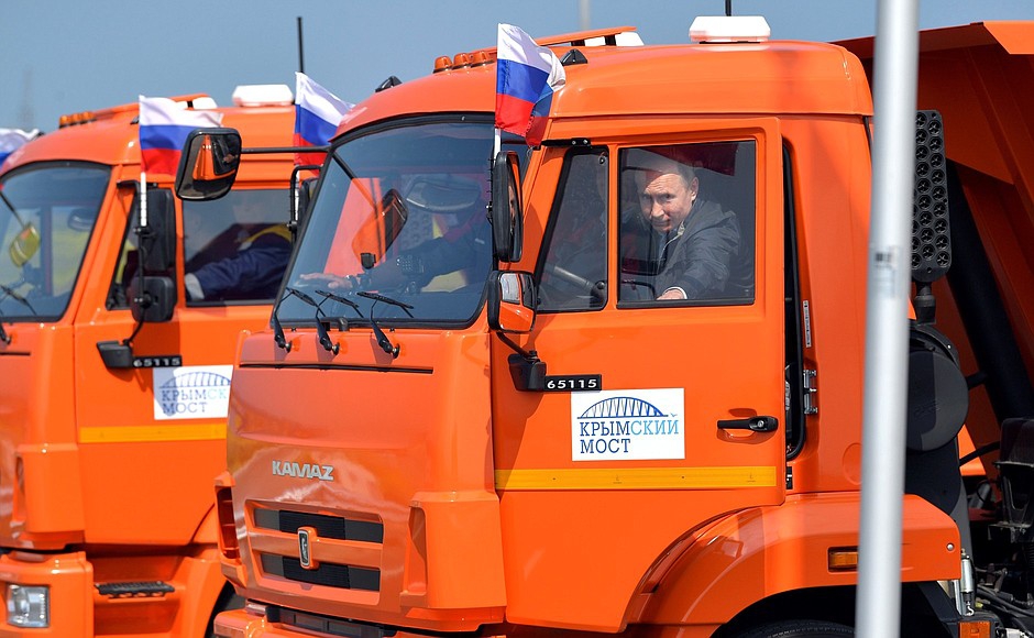 Первый во всем: Путин прокатился по Крымскому мосту за рулем «КамАЗа»