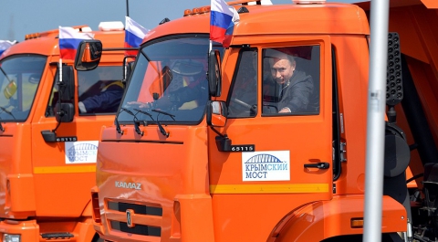 Первый во всем: Путин прокатился по Крымскому мосту за рулем «КамАЗа»