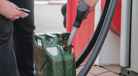 Российские нефтяники пообещали не завышать цены на бензин