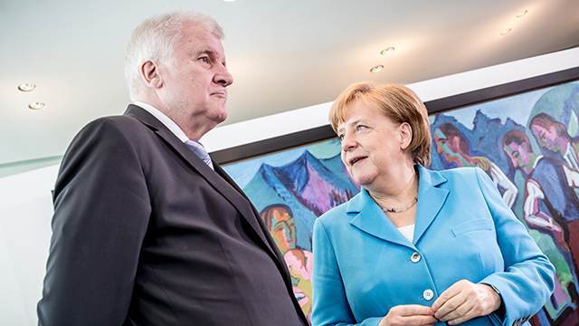 Глава немецкого МВД заявил, что больше не может работать с Меркель