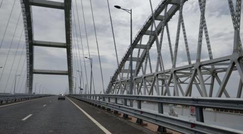 Первое ДТП на Крымском мосту: легковой автомобиль въехал в пассажирский автобус