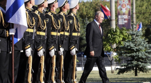 Путин возложил цветы к монументу погибшим морякам с подлодки "Курск"