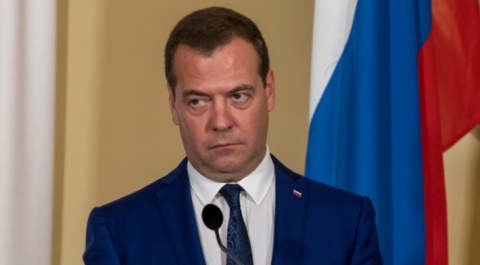 Медведев рассказал, кто выбирает для него галстук и пиджак