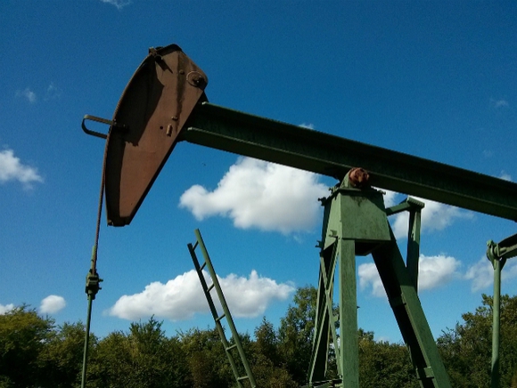 Нефть дорожает в попытке восстановиться после ценового обвала