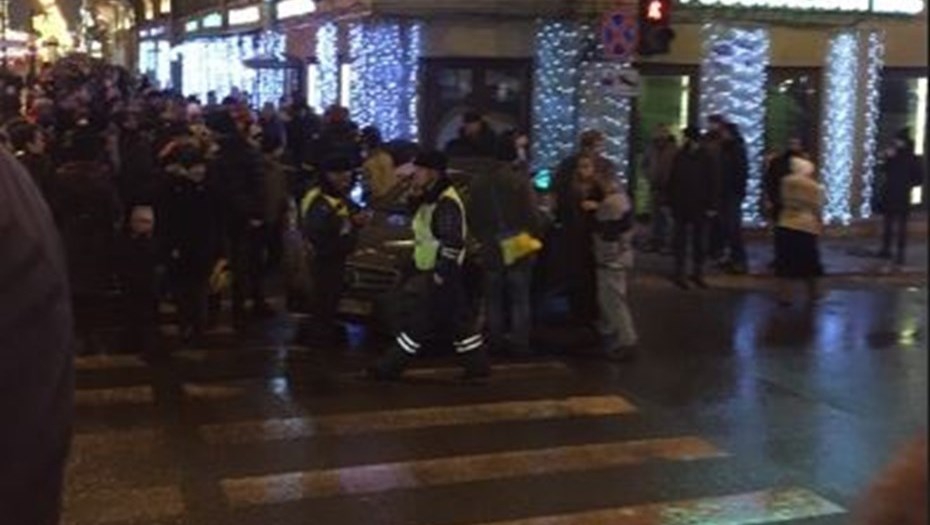 Mercedes сбил группу пешеходов на Невском проспекте, травмы получили 6 человек
