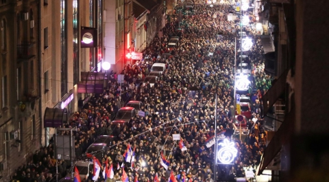 Тысячи сербов вышли на улицы с протестом против президента страны