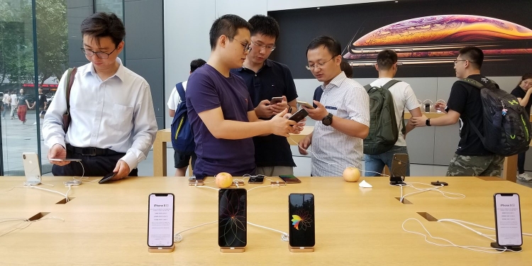 Китайские компании бойкотируют Apple, угрожая уволить пользователей iPhone