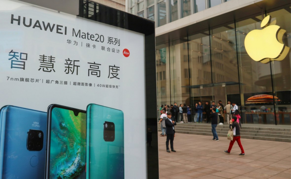 Двоих сотрудников Huawei наказали за твит с iPhone