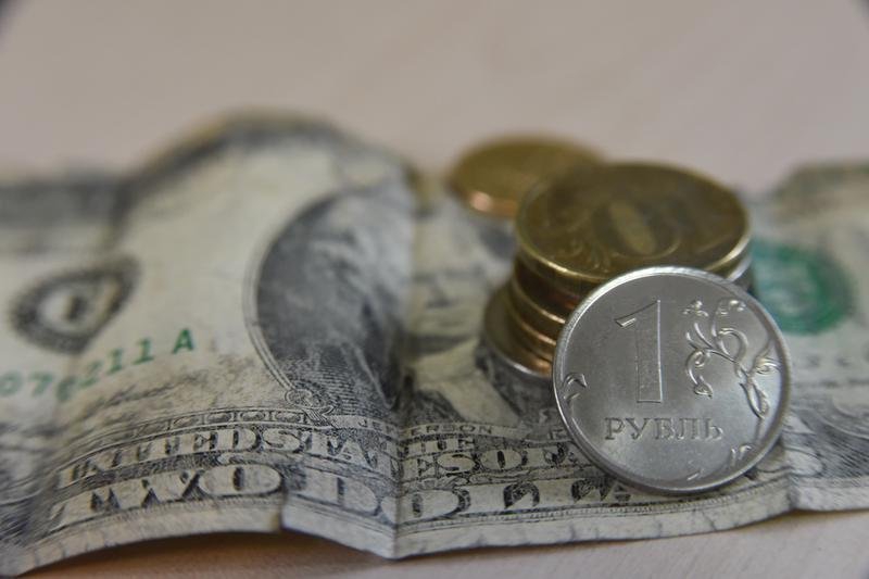Курс доллара снизился до 67,05 рубля
