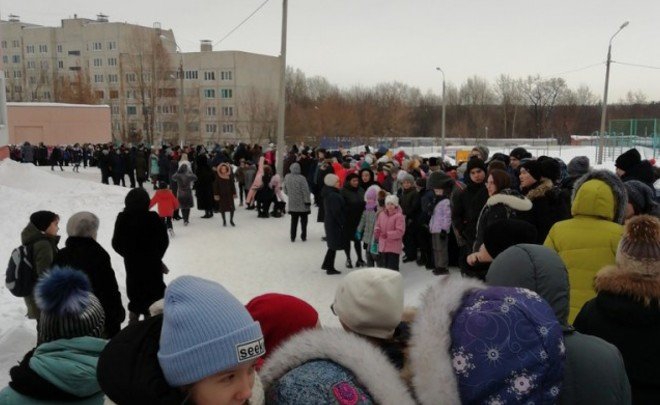 Учеников чебоксарских школ массово эвакуируют