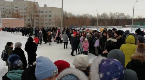 Учеников чебоксарских школ массово эвакуируют