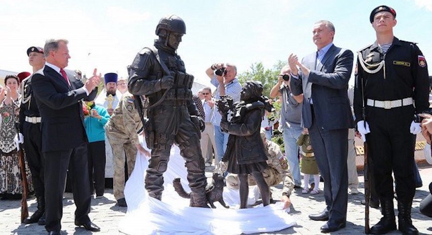 Вандал осквернил памятник «Вежливым людям» в Крыму