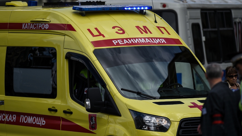 Один человек погиб из‑за наезда крана на опору моста в центре Москвы