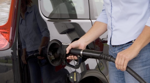 ФАС оценила "новогодний" рост цен на бензин в 1,7%