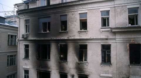 Названа предварительная причина пожара в доме в центре Москвы