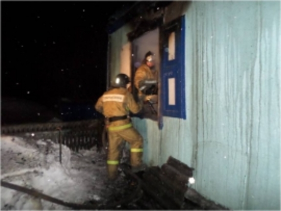 Женщина и четверо детей погибли при пожаре в Сибири, отец не успел их спасти