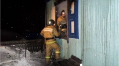 Женщина и четверо детей погибли при пожаре в Сибири, отец не успел их спасти
