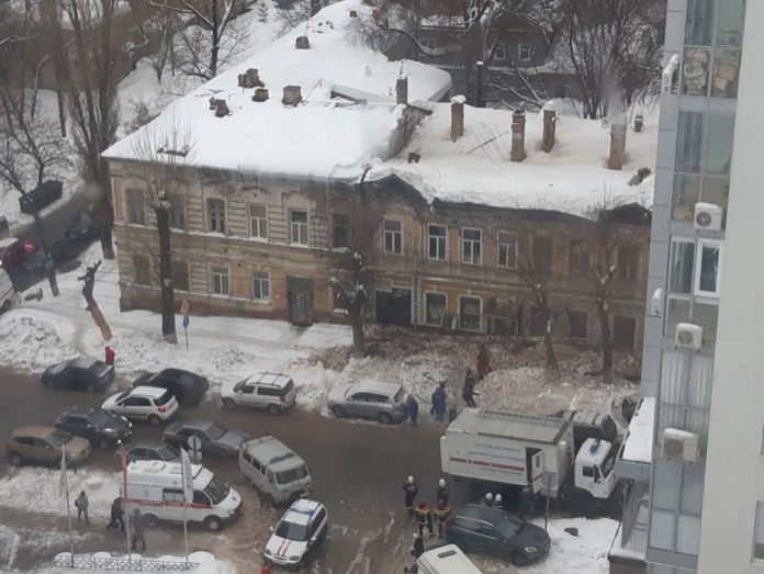 В Саратове под тяжестью снега рухнула часть старинного здания