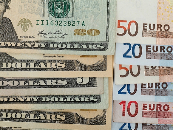 Рубль на старте торгов слегка надавил на доллар, но проиграл евро