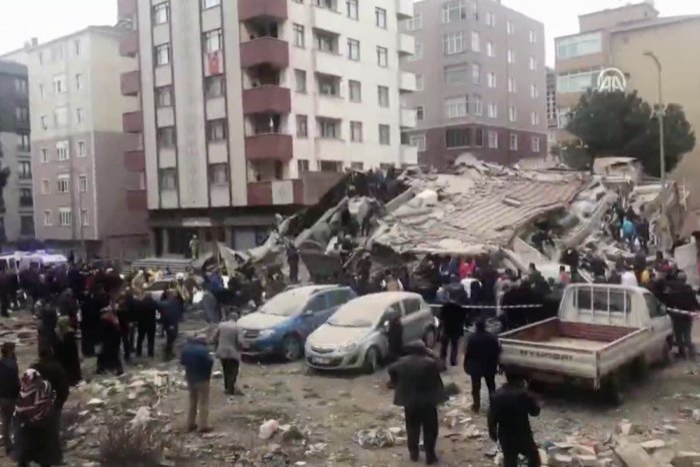 Тела шести погибших извлекли из-под завалов в Стамбуле