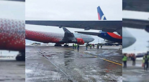 Два самолета столкнулись в аэропорту Внуково