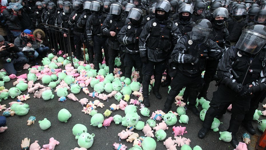 Украинские националисты забросали центр Киева игрушечными свиньями