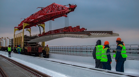 Строители уложили половину железнодорожных путей на Крымском мосту