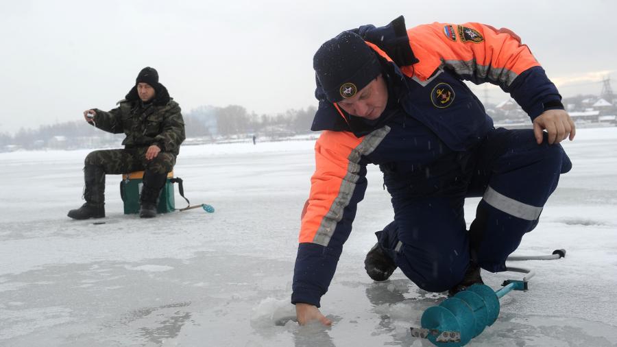 МЧС спасло почти 100 рыбаков со льда Финского залива в Петербурге
