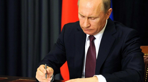 Путин подписал закон о борьбе с фейковыми новостями