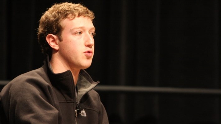 Акционеры Facebook требуют лишить Цукерберга должности главы правления
