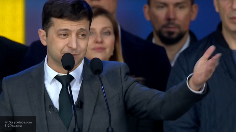 Зеленский на дебатах встал на колени, а вслед за ним и Порошенко