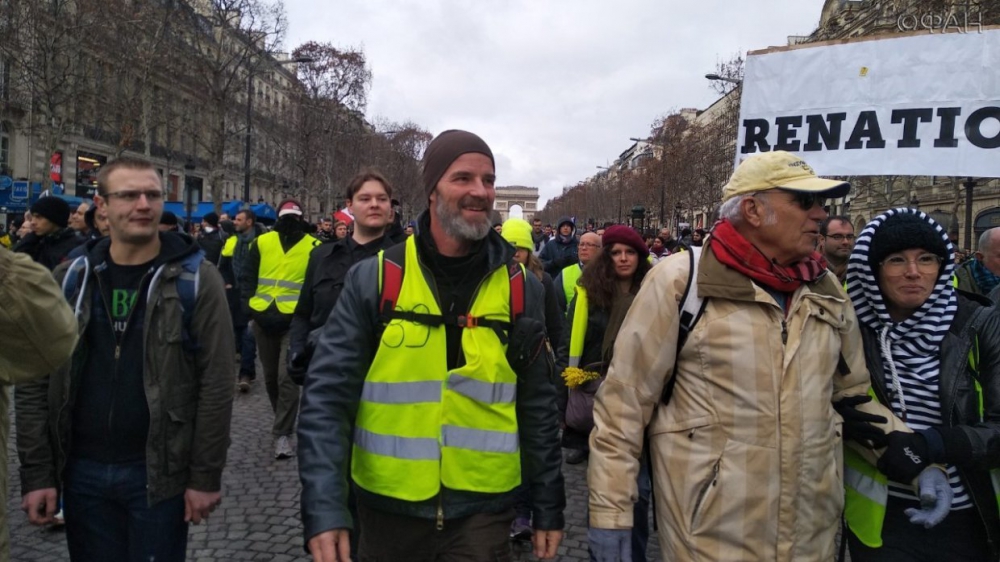«Желтые жилеты» в Париже кидаются в полицейских самокатами и кирпичами