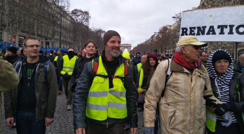 «Желтые жилеты» в Париже кидаются в полицейских самокатами и кирпичами
