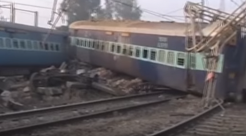 Состав поезда сошел с рельсового полотна на севере Индии