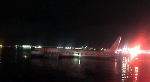 В США 21 человека госпитализировали после скатывания Boeing в реку
