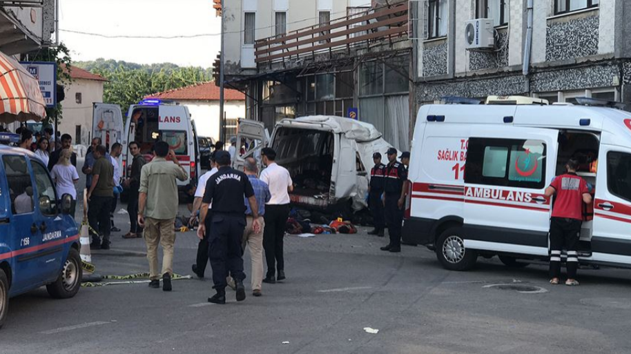 В Турции фургон с нелегальными мигрантами протаранил стену, 10 человек погибли
