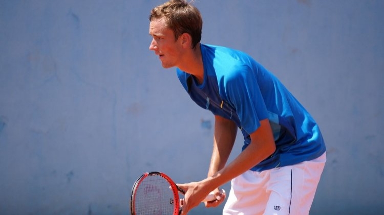 Российский теннисист Медведев вышел в четвертьфинал турнира в Лондоне