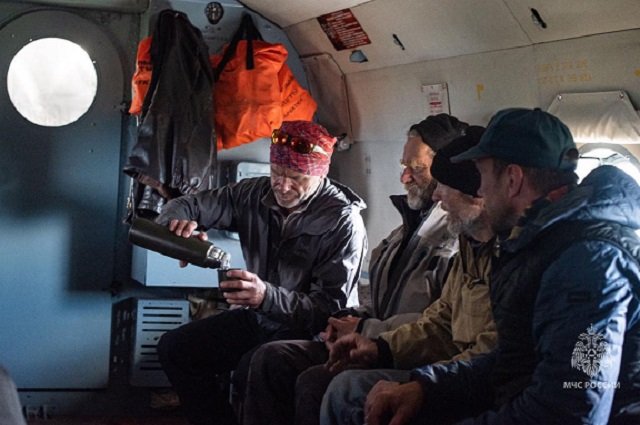 МЧС опубликовало кадры спасения пожилых туристов на Камчатке
